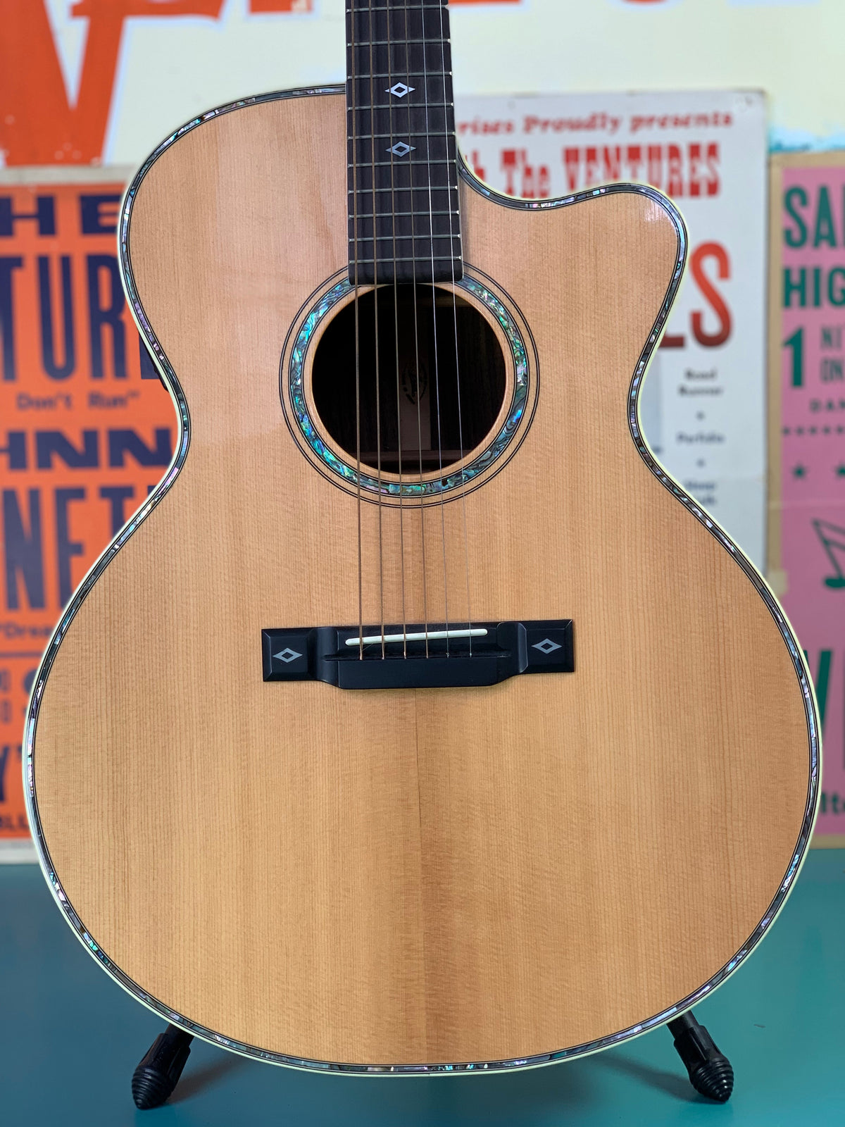 Aria The Sandpiper - Black Book Guitars