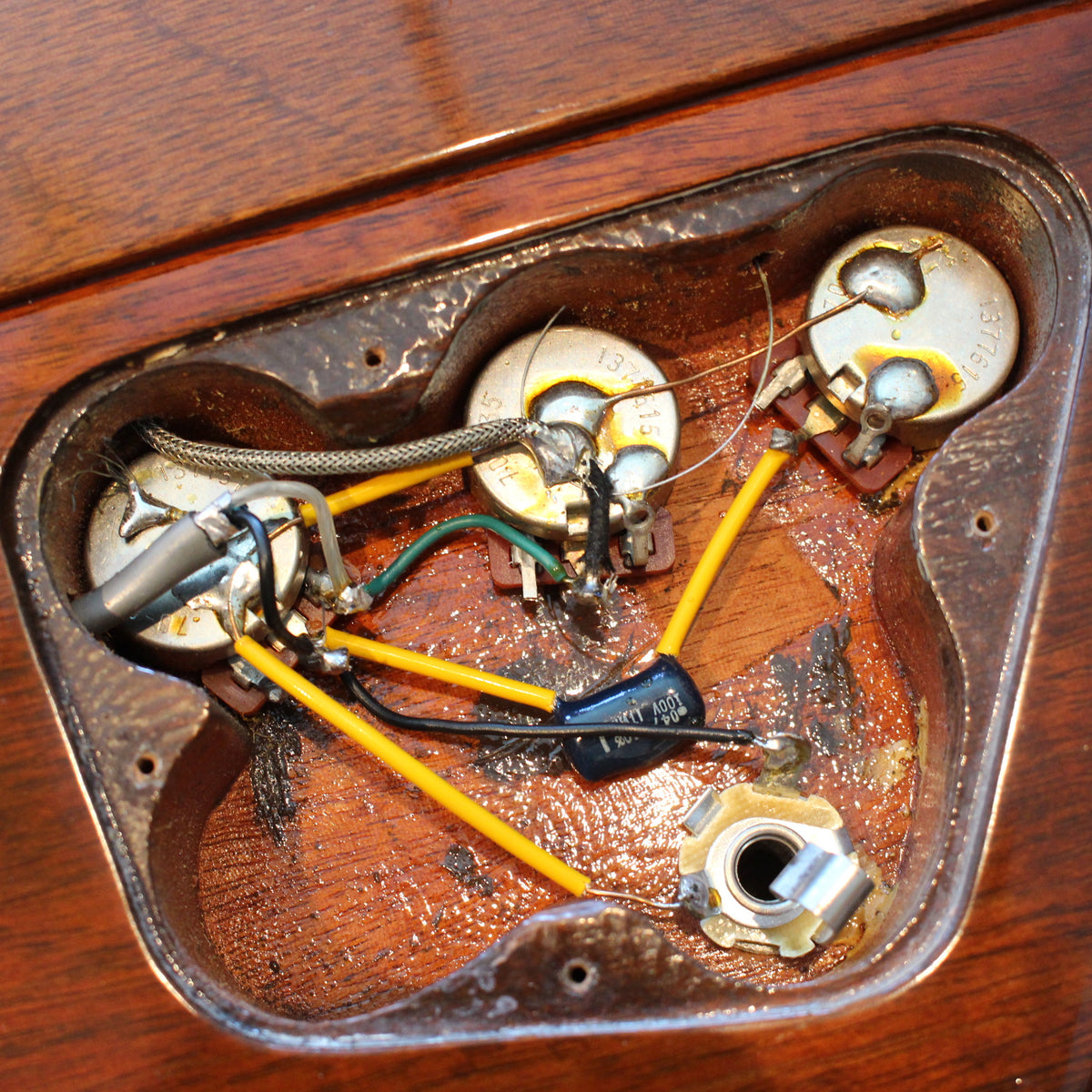 1976 Gibson Thunderbird - Vintage Guitars