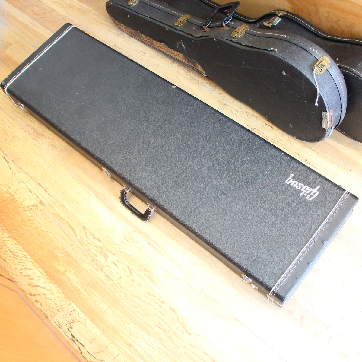 1976 Gibson Thunderbird - Vintage Guitars